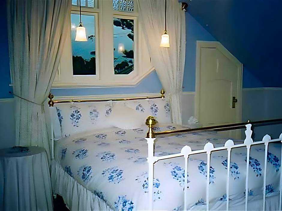 Water Bay Villa Bed & Breakfast