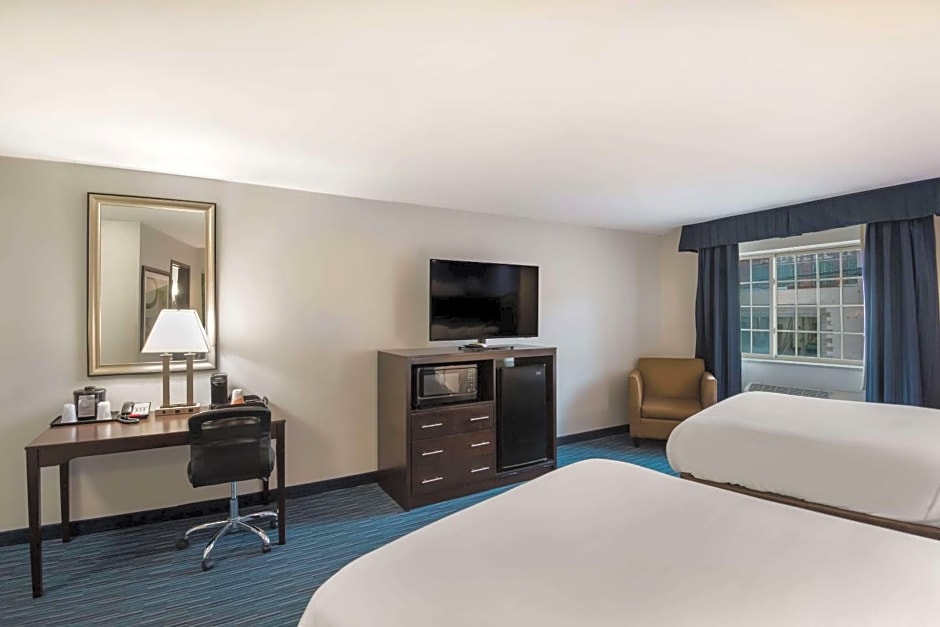 Clarion Pointe Downtown