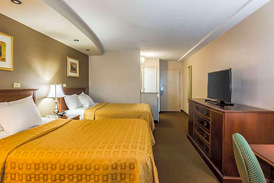 Plaza Inn & Suites