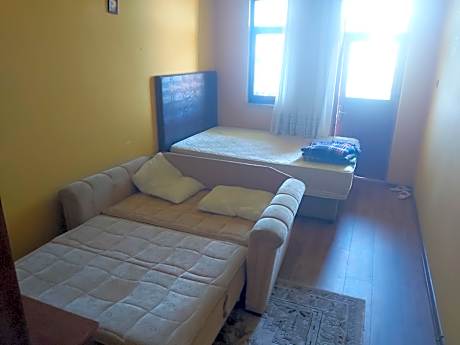 Kutuban hostel 1çifkişilik yatak 1cek yat balkonlu