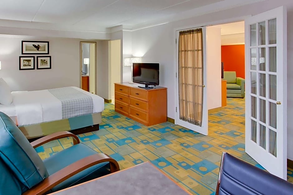 La Quinta Inn & Suites by Wyndham Pittsburgh Airport