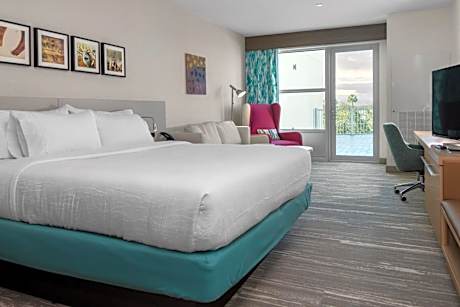 King Room with Balcony - Hearing Access