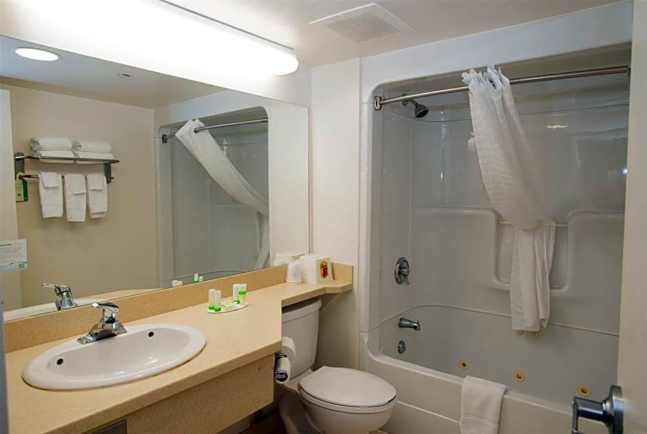 Super 8 by Wyndham Mississauga