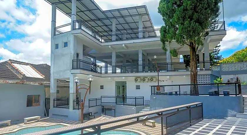 RedDoorz Plus near Taman Rekreasi Selecta 2