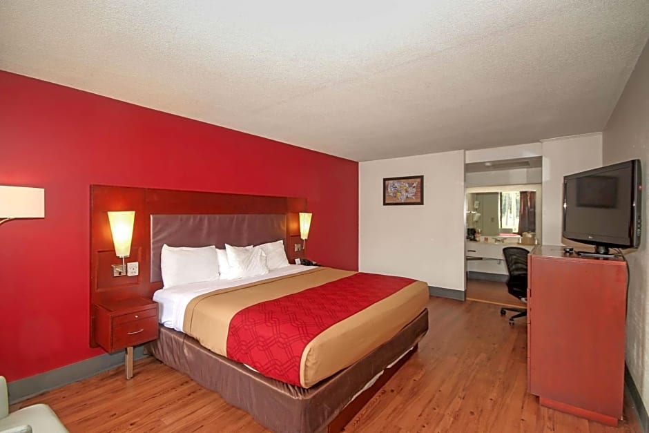 Econo Lodge Inn And Suites - Pilot Mountain