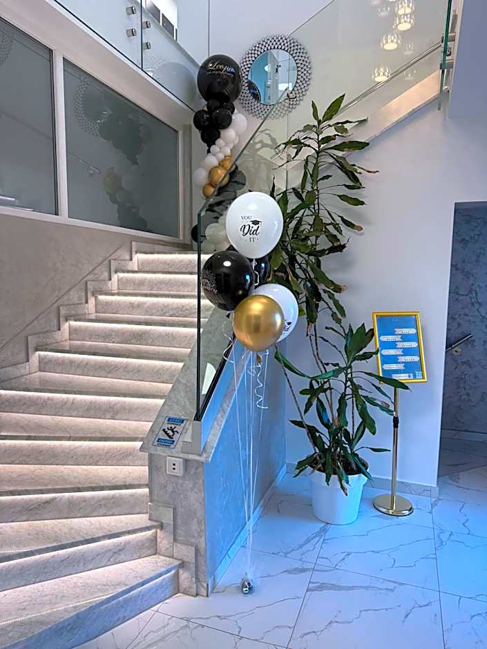 La Luna Premium Deluxe Apartment with Pool & Jacuzzi, Bikes and Covered Parking