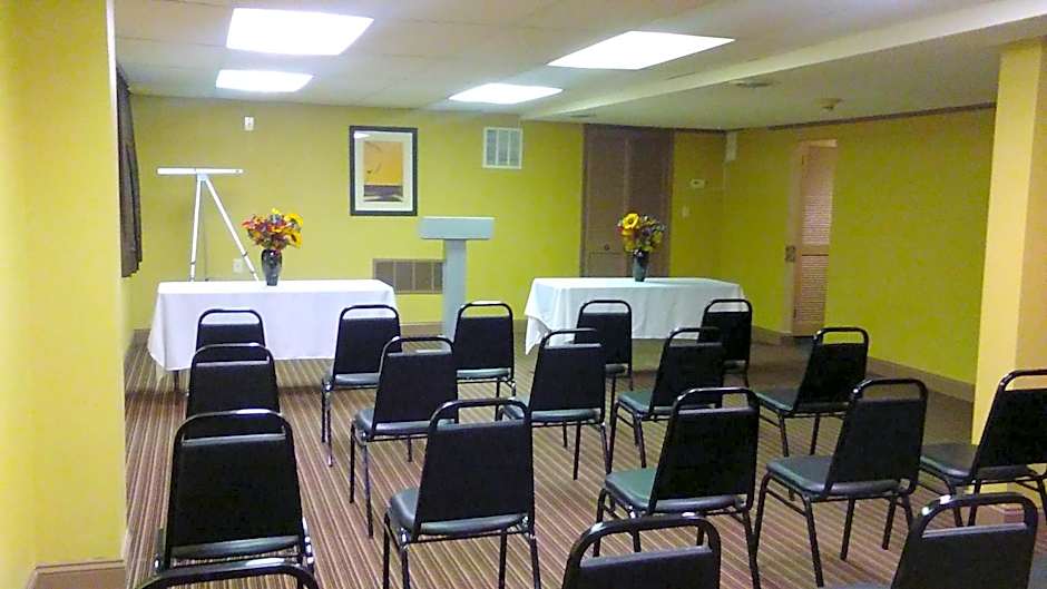 Days Inn by Wyndham Cleveland Lakewood