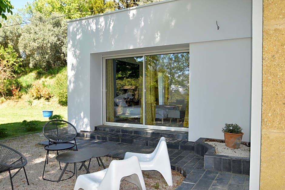 suite indépendante au calme avec piscine