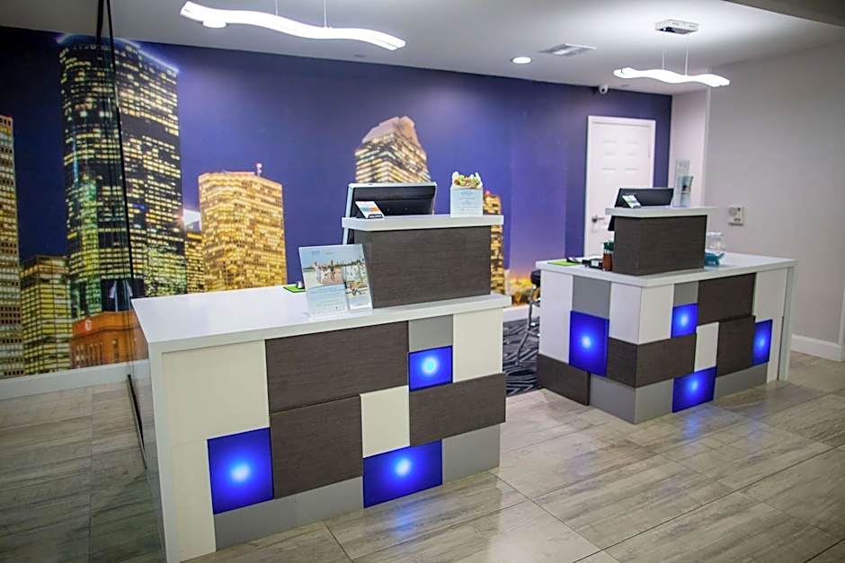 La Quinta Inn & Suites by Wyndham Houston - Normandy