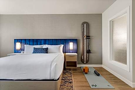 Premium King Room with Transfer Shower - Mobility Accessible