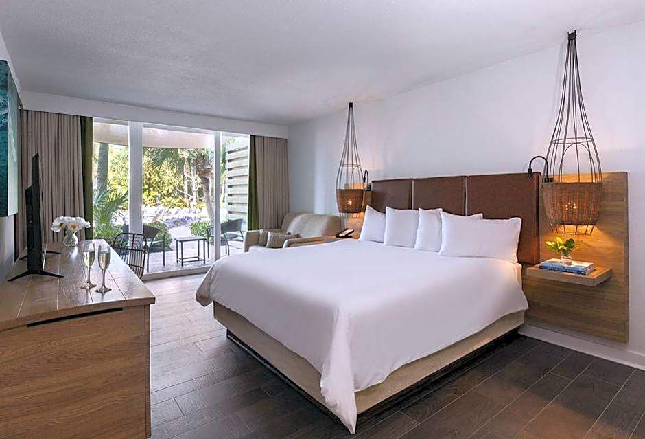 Photo 1 of 2 of 1 King Bed, Courtyard View, Lanai