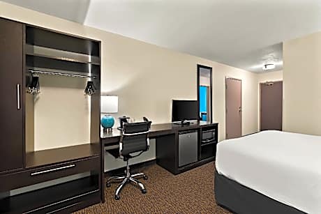 Queen Room with Roll-In Shower - Disability Access/Non Smoking/Ground floor