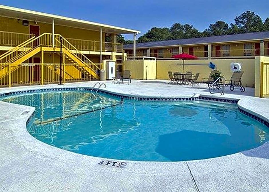 Econo Lodge Inn & Suites at Fort Benning