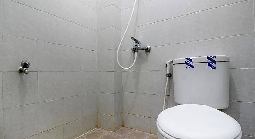 RedDoorz Plus near Alun Alun Selatan