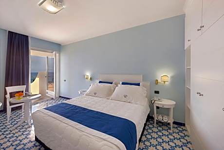Deluxe Room with Terrace and Sea View