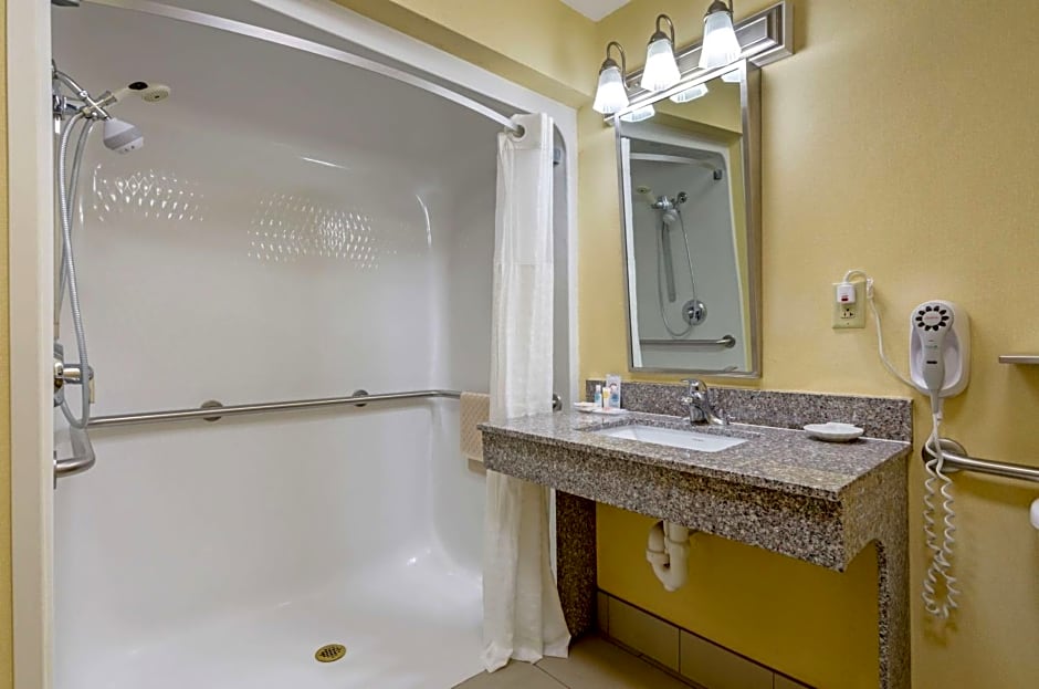 Comfort Inn & Suites Hillsville I-77