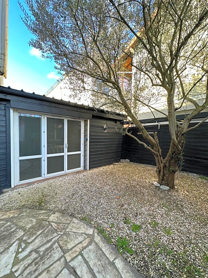 La Chambre de l'Olivier – Champigny-sur-Marne, CA