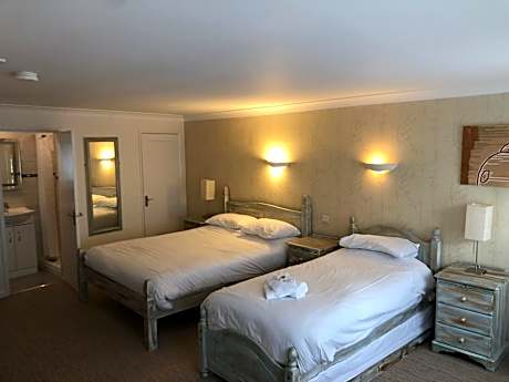 Twin Room with Private Bathroom