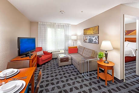 2 Bedroom Suite, Bedroom 1: 1 Queen, Bedroom 2: 1 Queen, Sofa bed