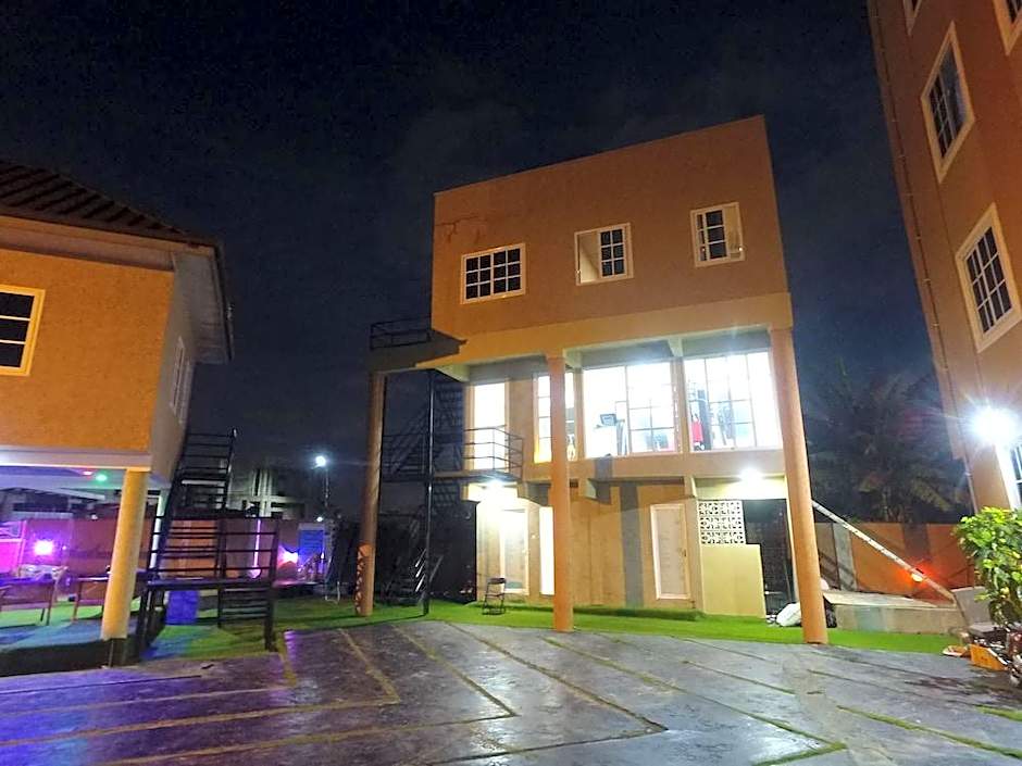 Plus 33 Hotel