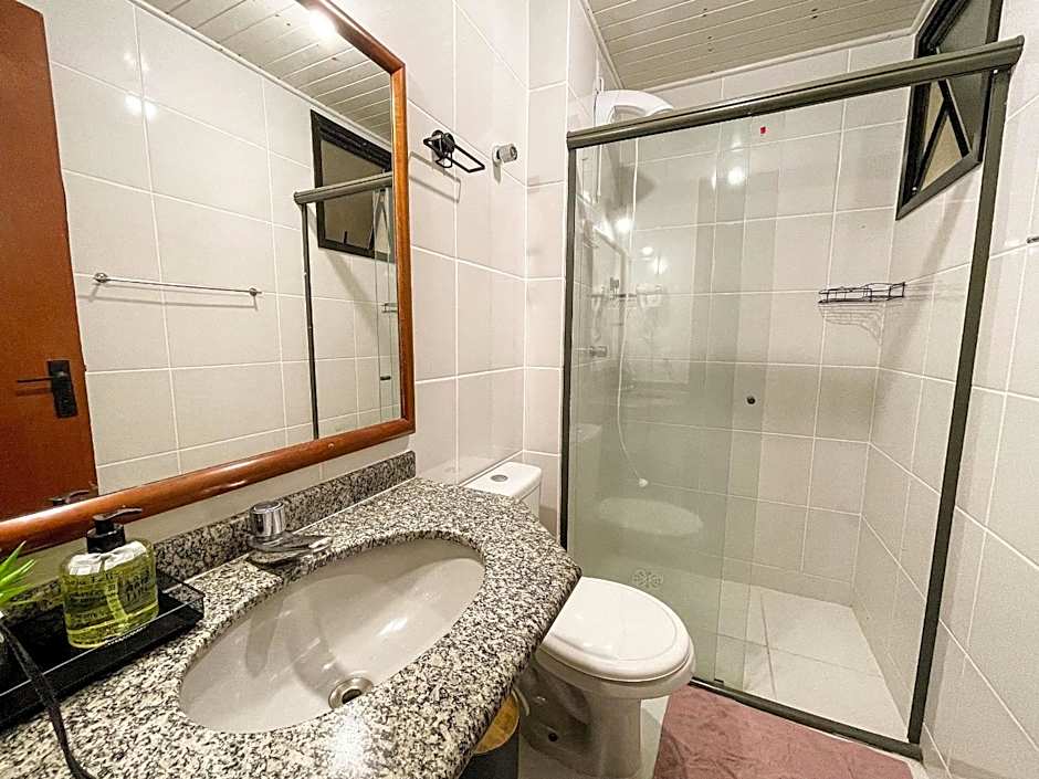 Apê com Garagem, Wi-Fi e A/C | 300m Canasvieiras