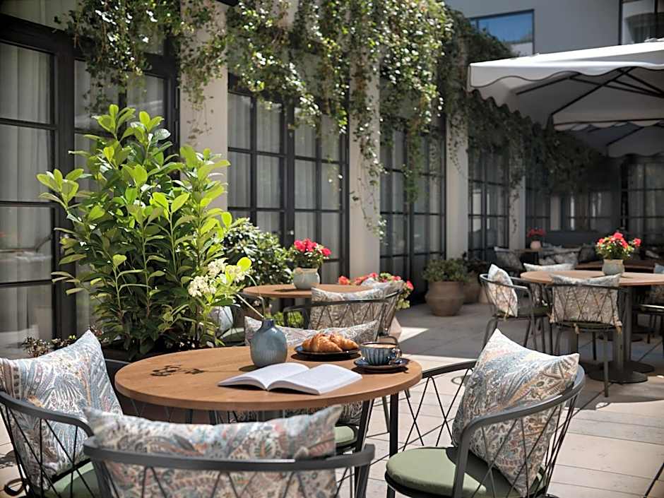 Stradom House, Autograph Collection