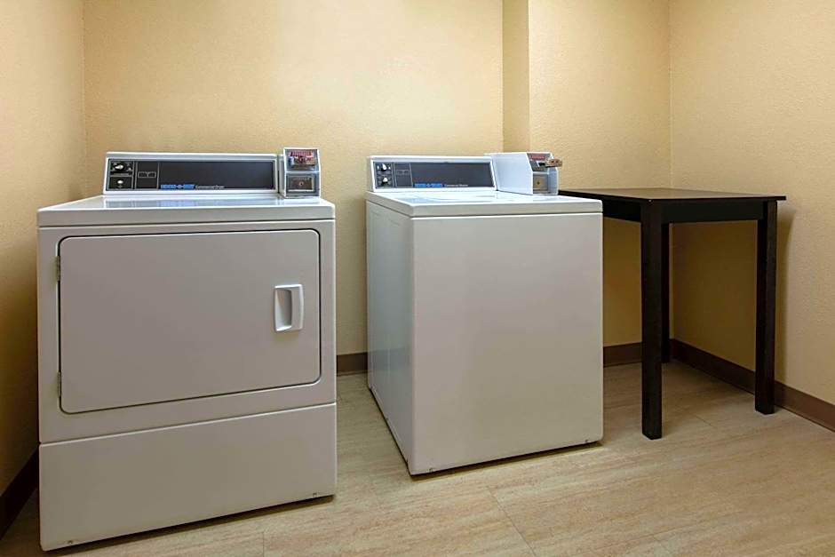 Days Inn & Suites by Wyndham Florence/Jackson Area