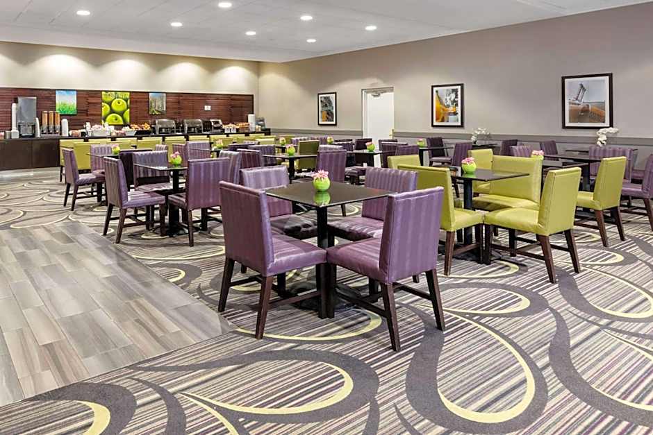 La Quinta Inn & Suites by Wyndham Clifton