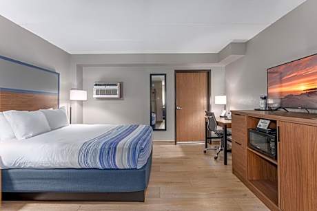 Double Room with One Queen Bed, Bunk Bed and Pool View - Non-Smoking