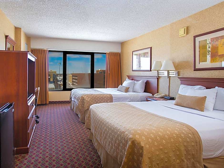 Ramada Hotel & Convention Center by Wyndham Topeka Downtown
