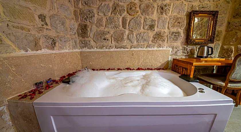 KAPALOS CAVE SUİTES