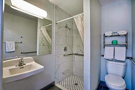1 Queen Bed | Mob Acc RI Shwr Nsmk Micfridg