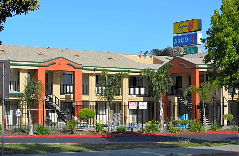 Super 8 by Wyndham Salinas