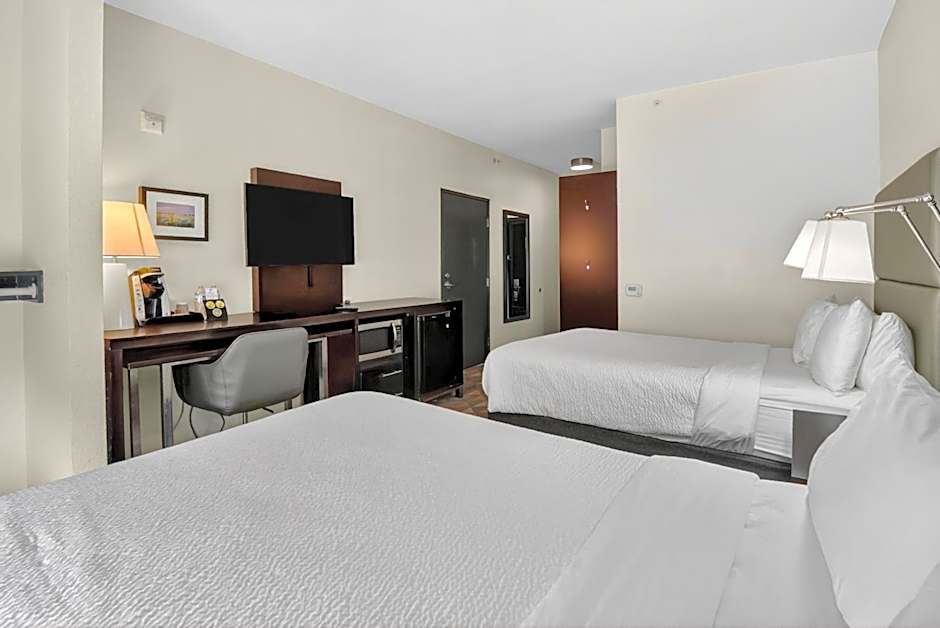 Holiday Inn and Suites Dallas-Addison By IHG