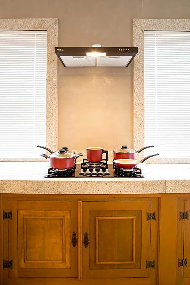 ESPAÇO 250 - Apto mobiliado, 3 quartos, sendo uma suíte, banheiro social, cozinha completa, sala de estar, ar condicionado, tv e internet