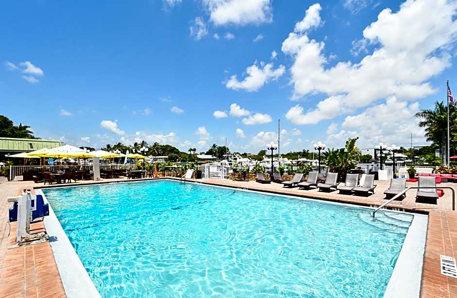 Sarasota Cay Club #612 - Heated Pool, Bunk Beds, Huge TV, Tiki Bar, More!