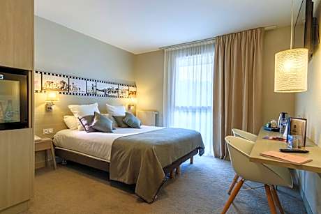 Family Room - Queen Bed and Sofa Bed