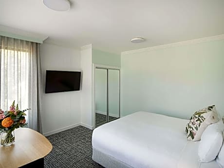 Accessible 1 King Bed