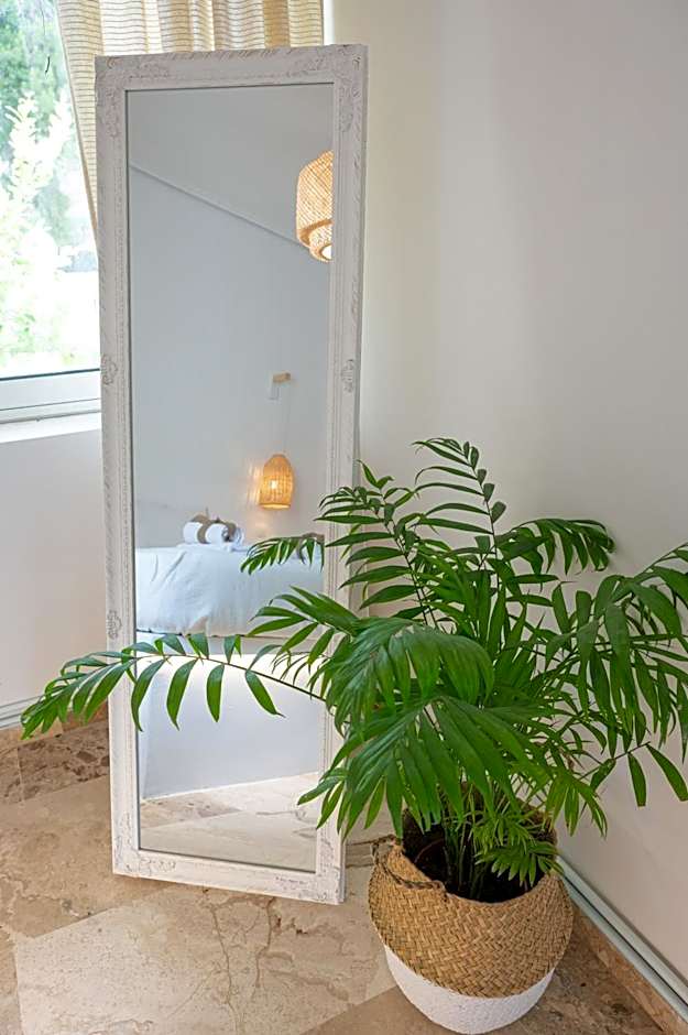 The White Rose Hotel