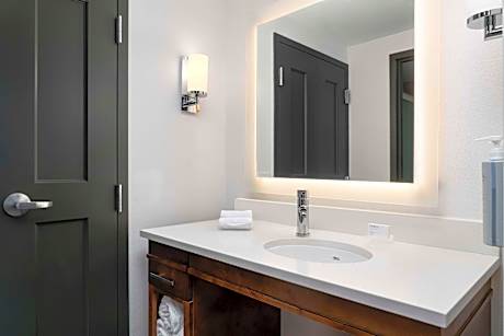 1 King/2 Qn Beds 2 Bdrm 2 Bath Suite Nonsmok