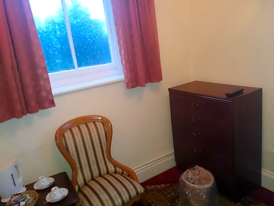 OYO Rose & Crown Hotel