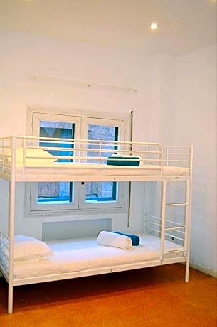 Single Bed in Mixed Dormitory Room