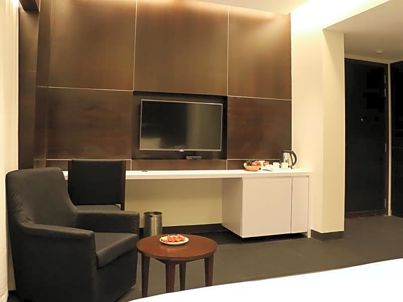 Hotel German Palace, Airport