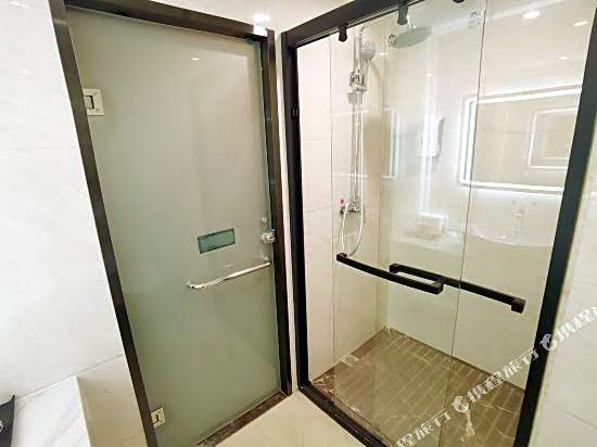 Guangzhou Longjin Hotel (Ximenkou Subway Station, Shangxiajiu Pedestrian Street)