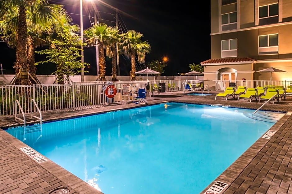 Holiday Inn Express & Suites St. Petersburg - Madeira Beach