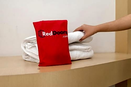 RedDoorz near Lippo Mall Puri