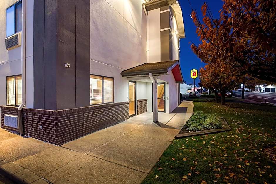 Super 8 by Wyndham College Park Wash DC Area