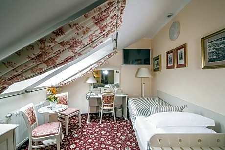 Economy Triple Room