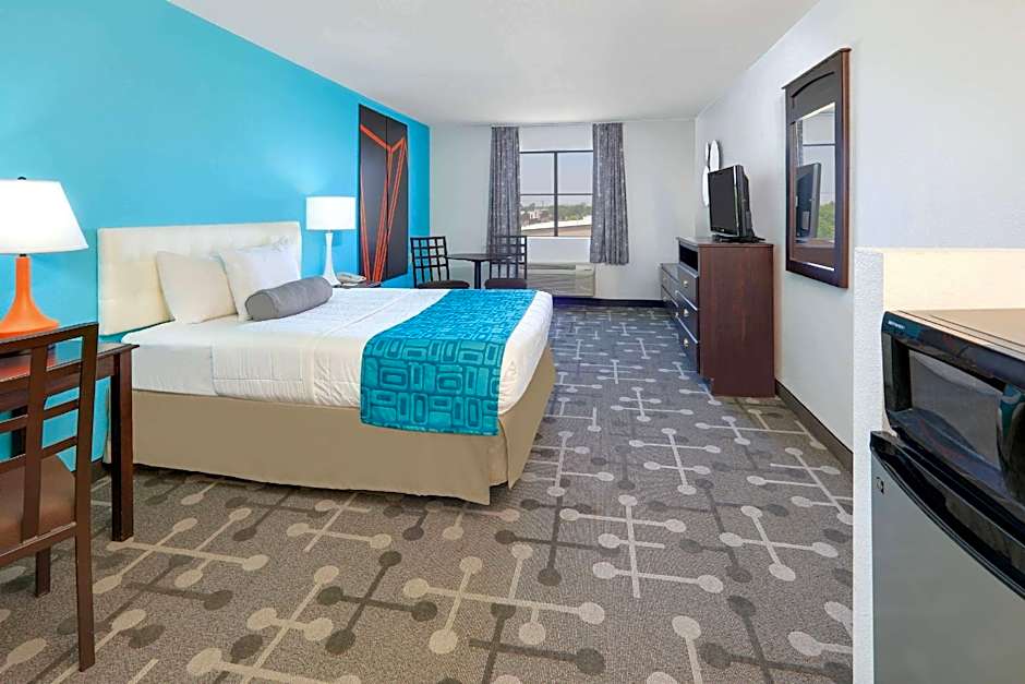 Howard Johnson by Wyndham Lubbock TX