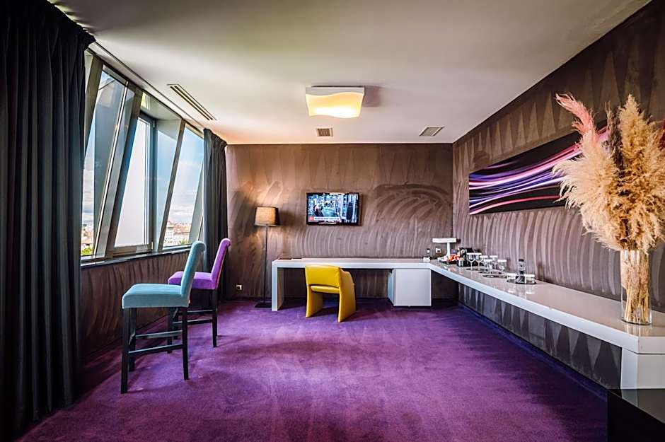 Plaza V Executive Hotel